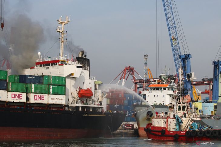 Kebakaran kapal kargo Verizon di Surabaya