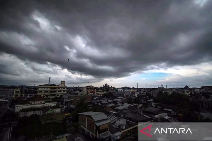 Cuaca hari ini mayoritas kota besar alami berawan hingga hujan lebat