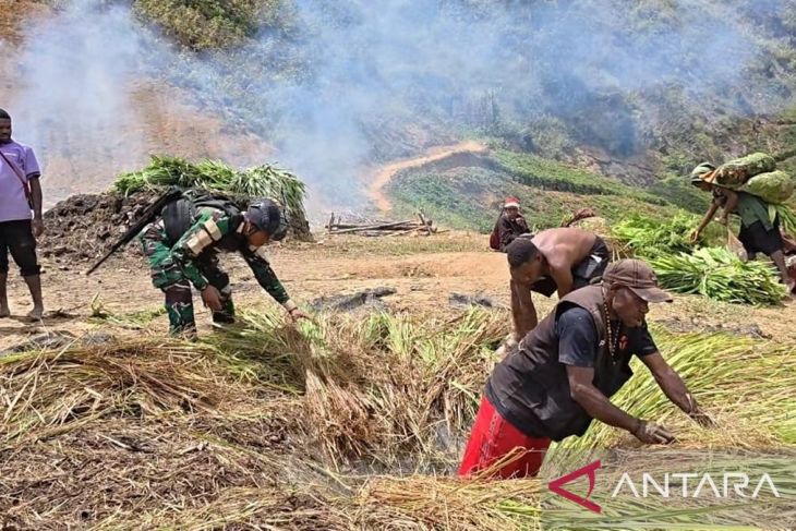 Prajurit TNI Satgas Yonif 511/DY pastikan keamanan bakar batu di Mokoni Lanny Jaya