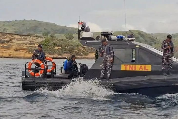 Pencarian korban kapal tenggelam di Labuan Bajo libatkan alutsista TNI AL