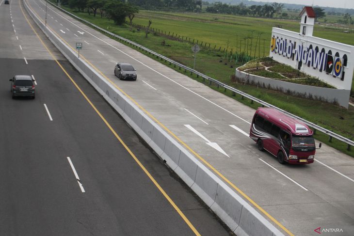 Arus kendaraan saat libur Natal dan Tahun Baru di tol Ngawi