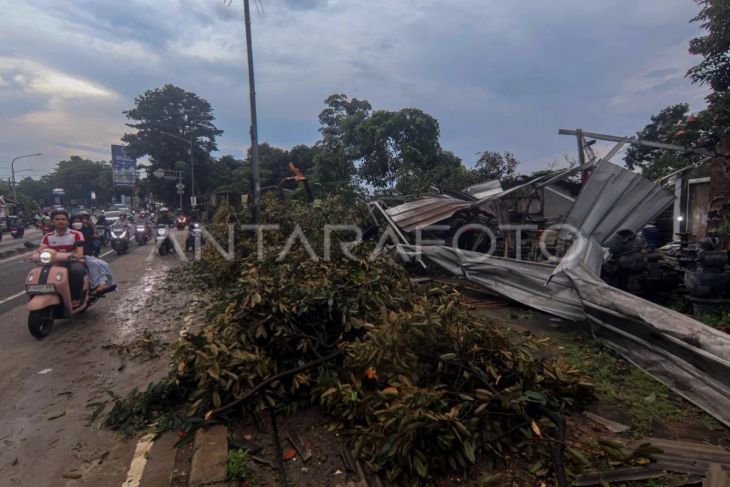 Dampak puting beliung di Kemang Kabupaten Bogor