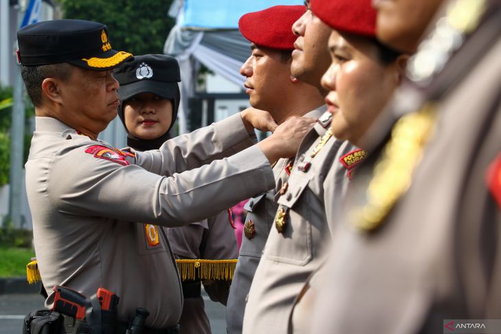 Upacara kenaikan pangkat di Polrestabes Surabaya