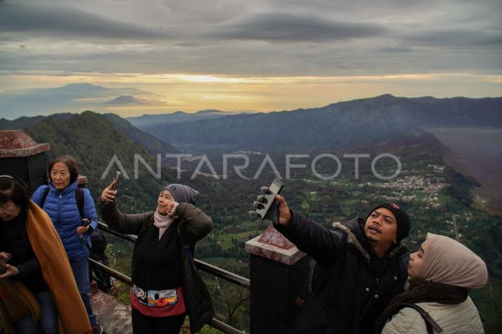 Foto: Matahari terbit pertama 2026 di Gunung Bromo