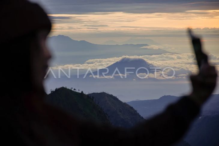 Foto: Matahari terbit pertama 2026 di Gunung Bromo