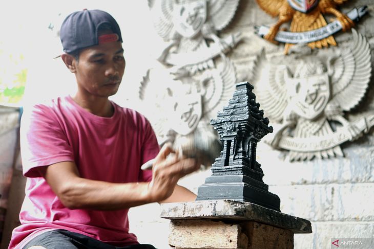 Kerajinan miniatur candi berbahan limbah popok