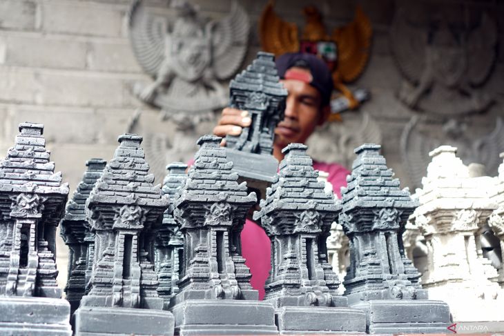 Kerajinan miniatur candi berbahan limbah popok