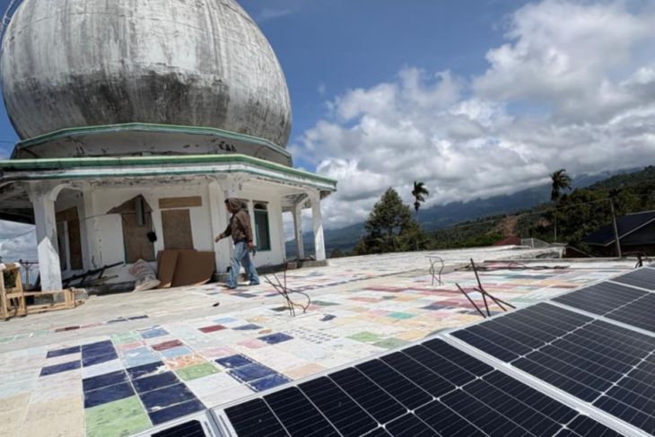 Tim UGM pasang sistem penjernih air bertenaga surya di lokasi terdampak bencana Aceh