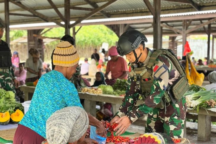 Prajurit Satgas Yonif 511/DY borong hasil bumi warga Tiom