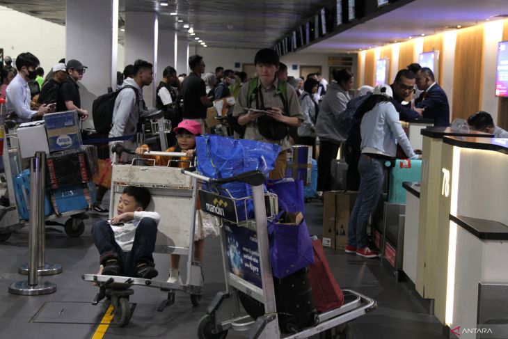 Jumlah penumpang pesawat di Bandara Juanda