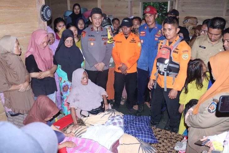 Tim SAR Gabungan evakuasi jenazah remaja yang diterkam buaya di Konawe Selatan
