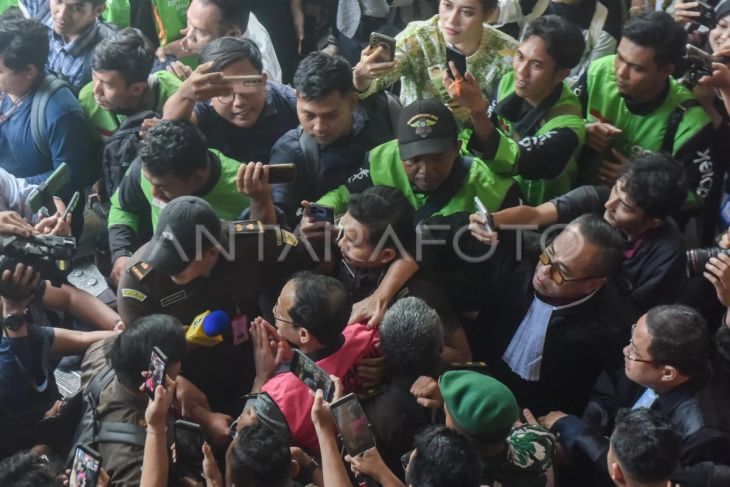 Foto: Pengemudi ojek daring datangi sidang dakwaan Nadiem Makarim
