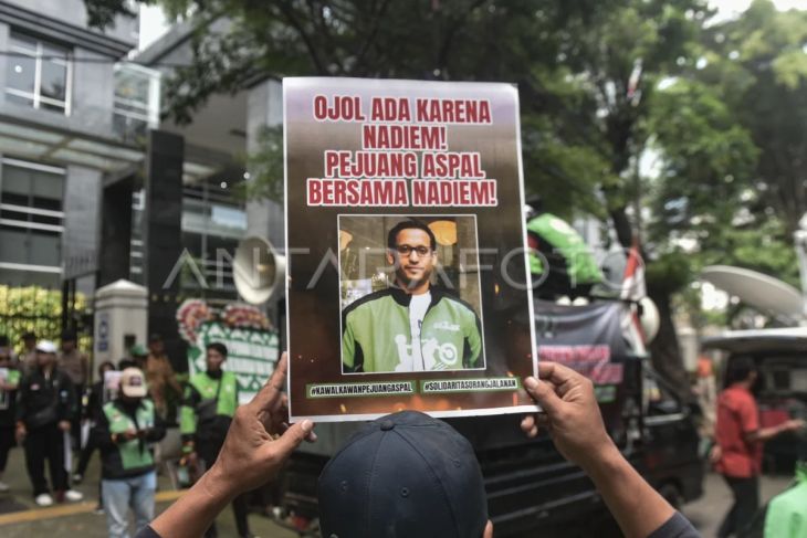 Foto: Pengemudi ojek daring datangi sidang dakwaan Nadiem Makarim