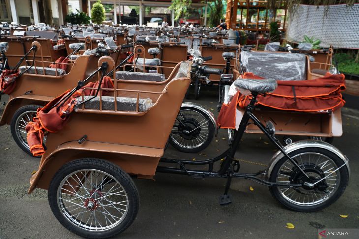 Bantuan becak listrik di Trenggalek