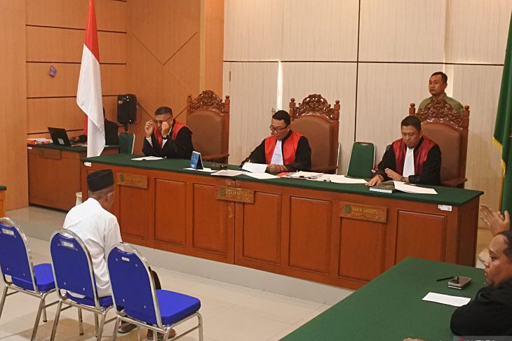 Sidang vonis kakek pencuri burung cendet