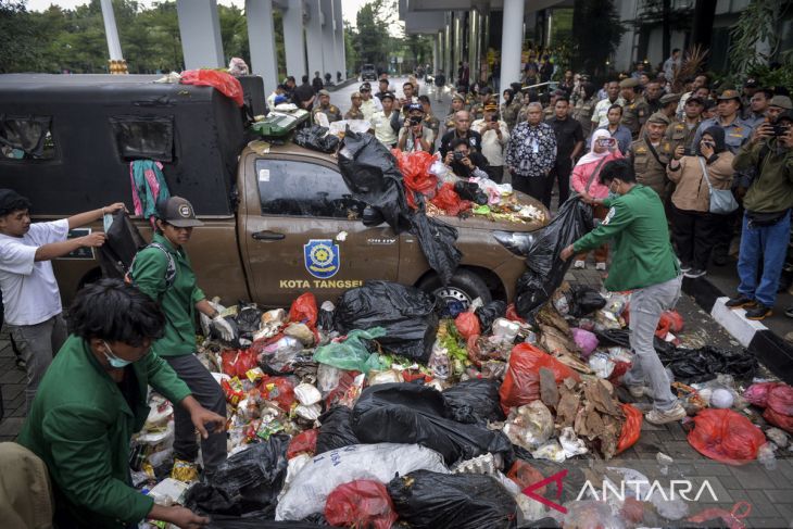 Aksi buang sampah di Kantor Wali Kota Tangsel