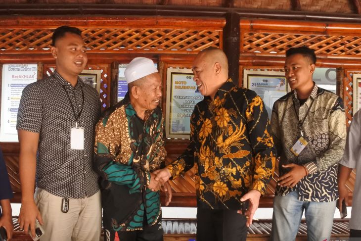 Kakek pencuri burung cendet bebas