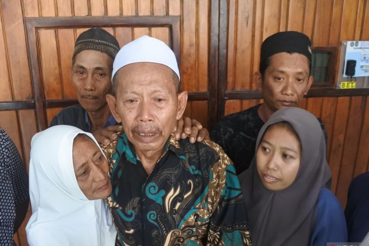 Kakek pencuri burung cendet bebas