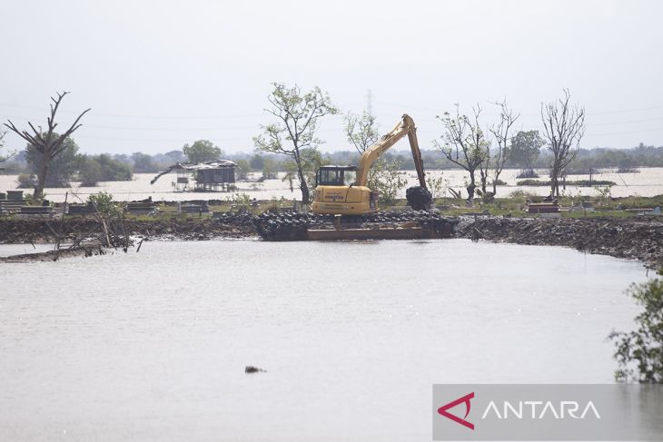 Pembuatan tanggul darurat banjir rob Indramayu