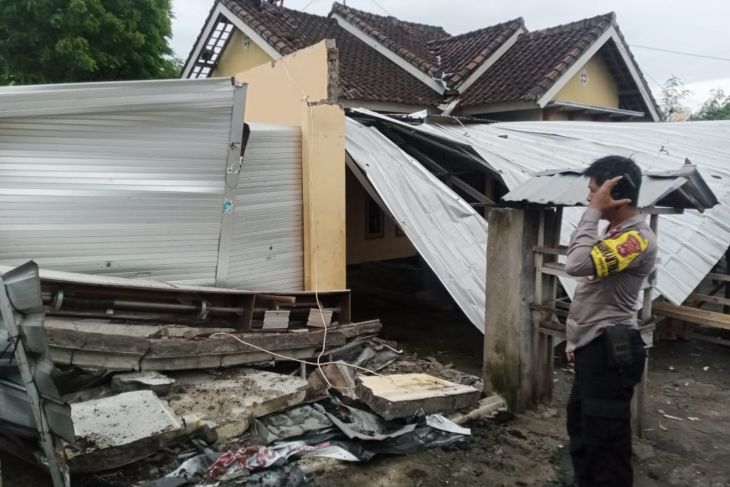 Angin puting beliung rusak puluhan rumah di Lombok Timur
