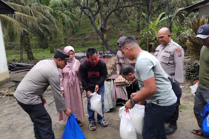 Polres Langkat bantu keluarga korban kebakaran di Salapian