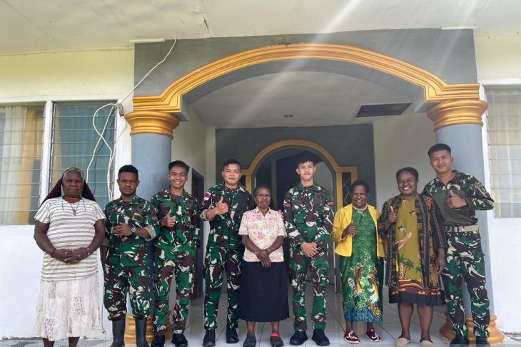 Satgas Yonif 511/DY perkuat komsos dengan ikut ibadah bersama warga Pirime