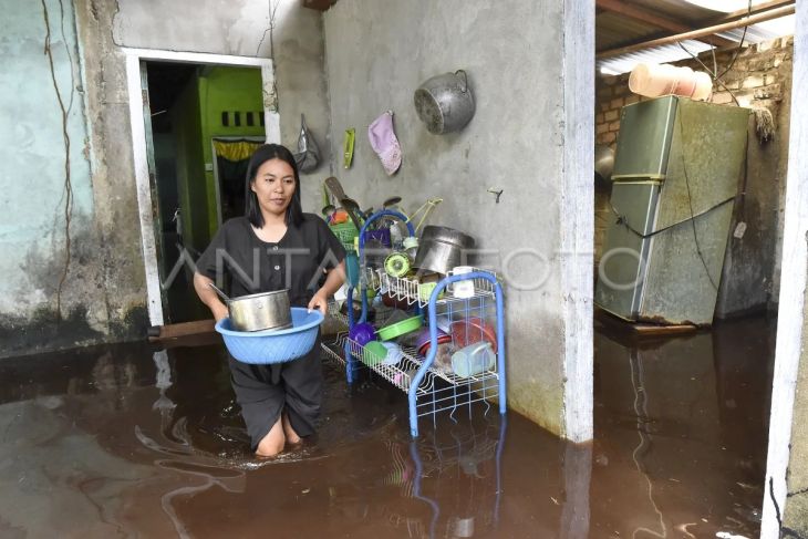 Banjir putus akses jalan darat di Jambi