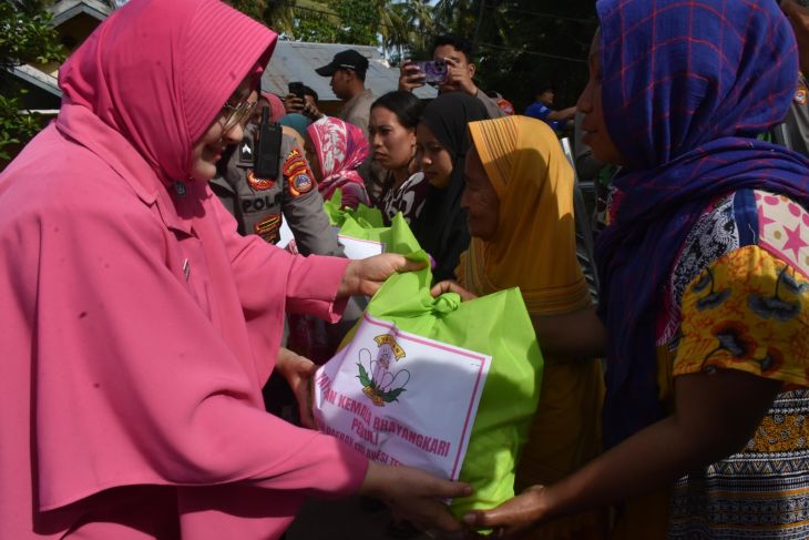 Polda Sulteng salurkan sembako kepada warga terdampak banjir di Donggala