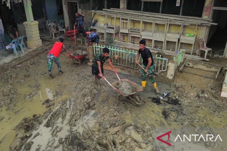 Prajurit TNI AD bersihkan sekolah dari tumpukan lumpur di Aceh Tamiang