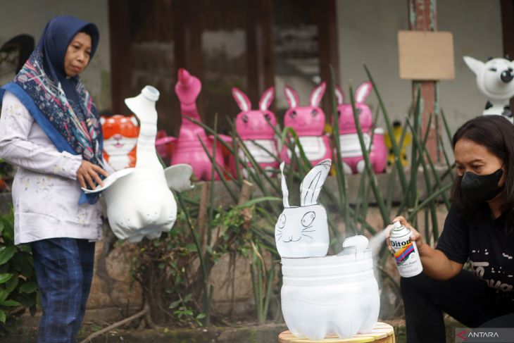 Kerajinan pot karakter dari limbah galon air