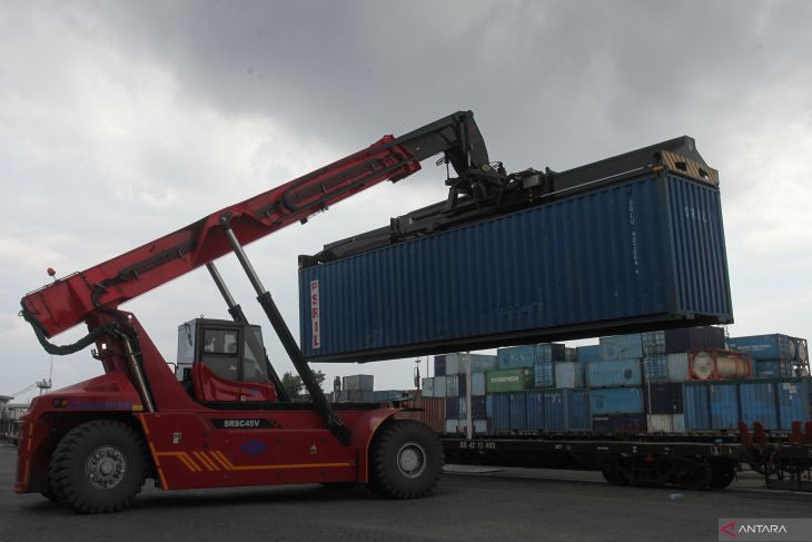 Peningkatan volume barang moda angkutan kereta api