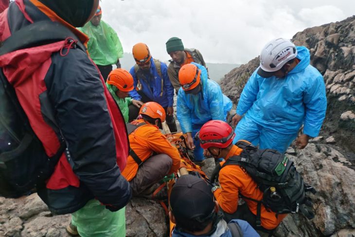 Tim SAR berhasil evakuasi jenazah syafiq di Gunung Slamet