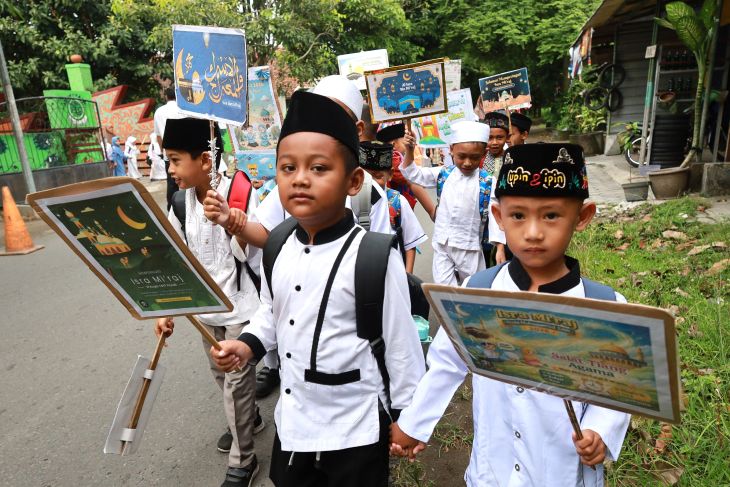 Pawai peringatan Isra Miraj pelajar Kota Kediri