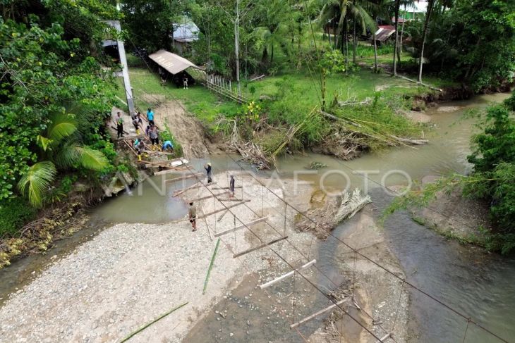 Foto: Gotong royong perbaiki jembatan rusak
