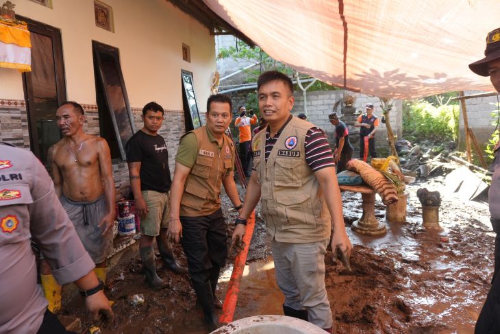 Tim gabungan gotong royong bersihkan rumah korban banjir di Jembrana