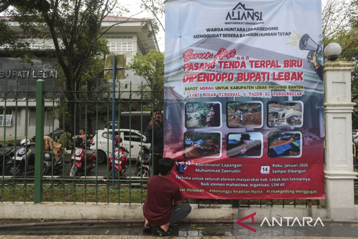 Aksi menuntut pembangunan hunian tetap di Lebak