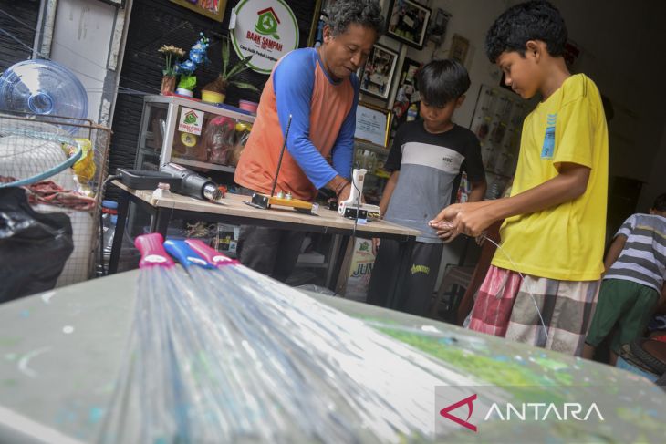Edukasi pemanfaatan sampah plastik menjadi kerajinan