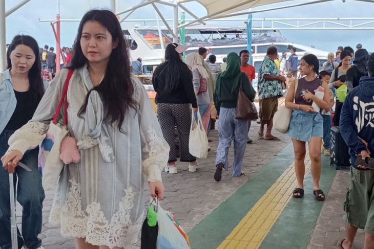 Wisatawan berlibur ke Pulau Seribu saat libur Isra Mikraj