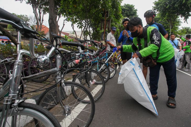 Aksi memungut sampah di HBKB