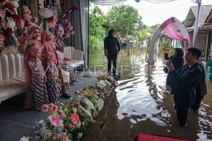 Foto: Pernikahan saat banjir di Pekalongan