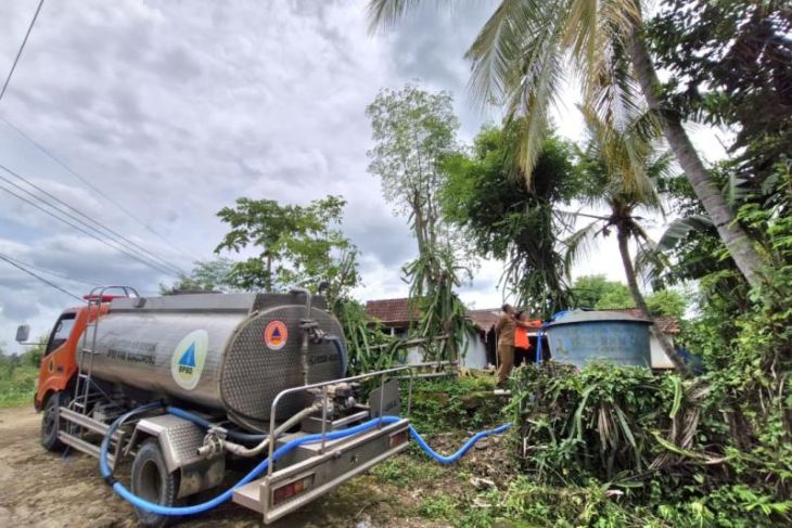 Pemkab Bondowoso distribusikan air bagi ratusan KK terdampak longsor