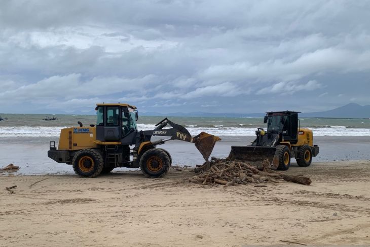 Pemkab Badung libatkan warga bersihkan sampah kiriman di pantai