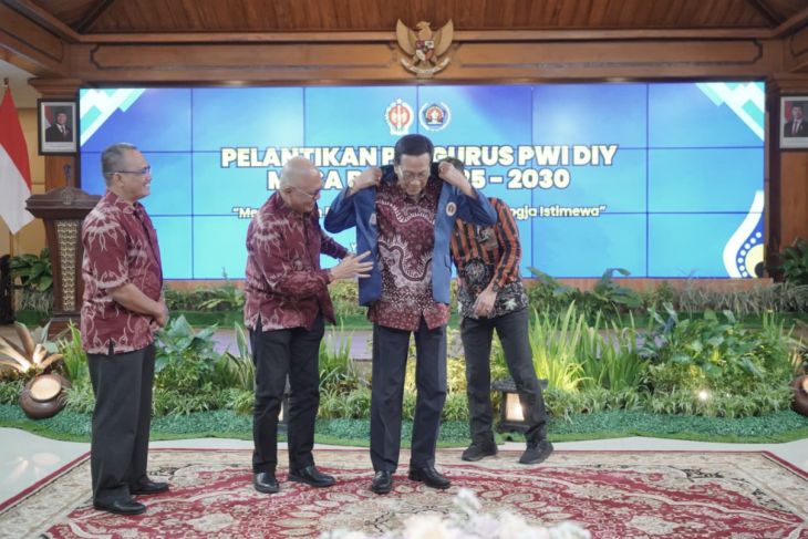 PWI anugerahkan anggota kehormatan kepada Gubernur DIY Sultan HB X
