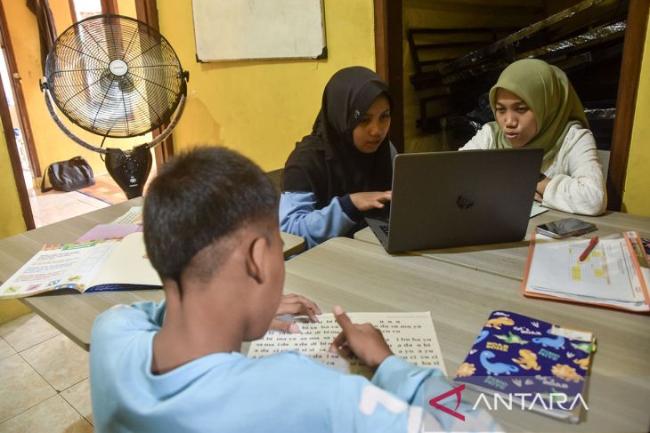 Siswa sekolah rakyat belajar di gudang