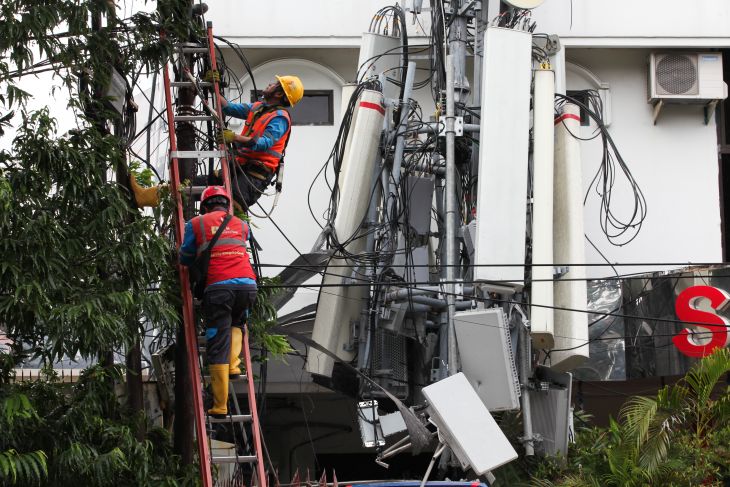 Menara BTS roboh di Surabaya