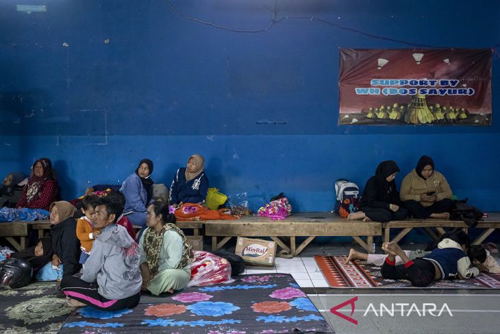 Pengungsi bencana tanah longsor di Cisarua