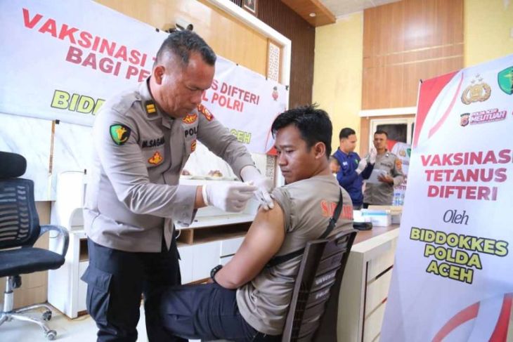 Bidokkes Polda Aceh vaksinasi personel terlibat pemulihan pascabencana