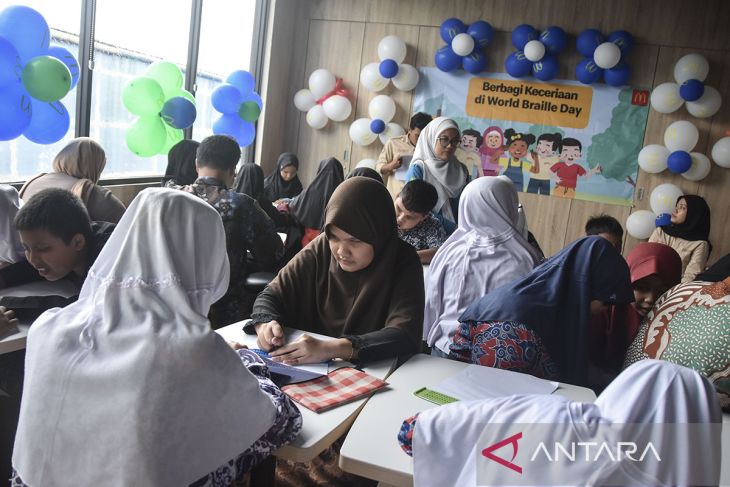 Penyadang disabilitas netra belajar membaca dan menulis braille
