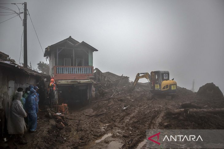 Operasi pencarian korban bencana longsor Cisarua terkendala cuaca