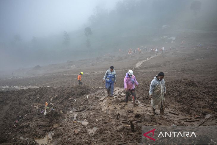 Operasi pencarian korban bencana longsor Cisarua terkendala cuaca